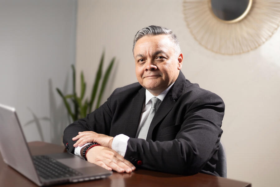 Juan sentado