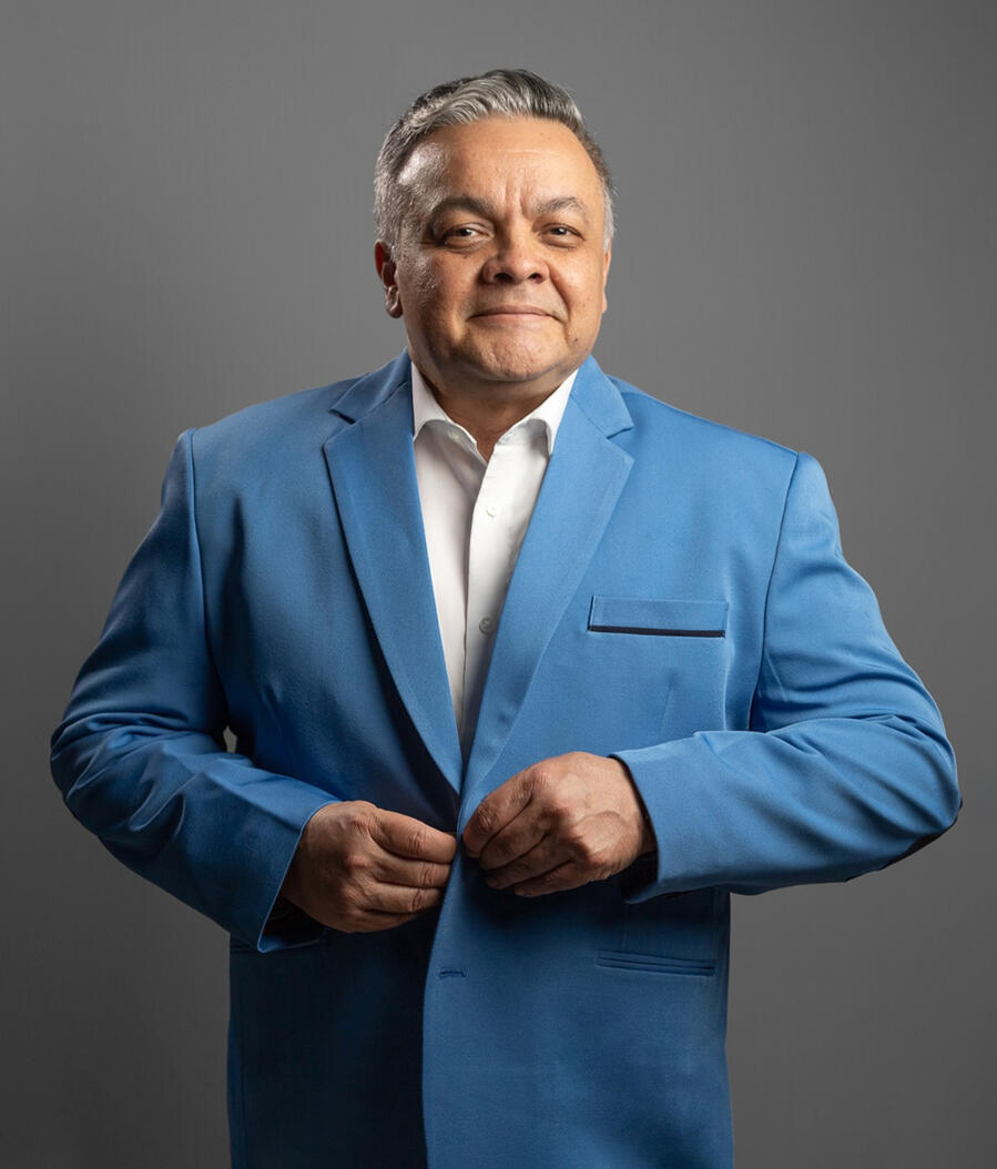 Juan de pie